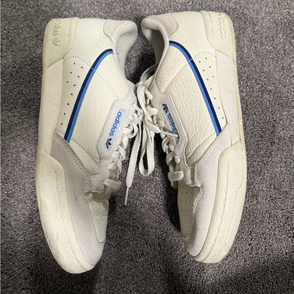Adidas Wmns continental 80 ‘off white’ with blue stripes.